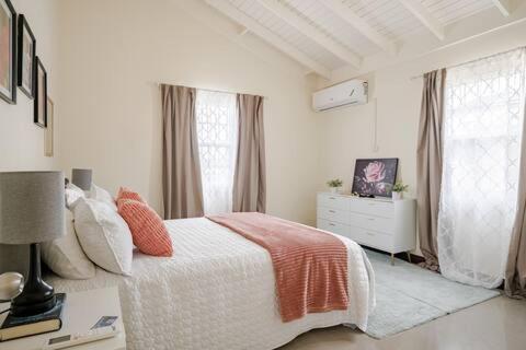 Bellarose At Colbeck ,Gated With Pool, Stylishly Modern Villa Old Harbour Exteriör bild